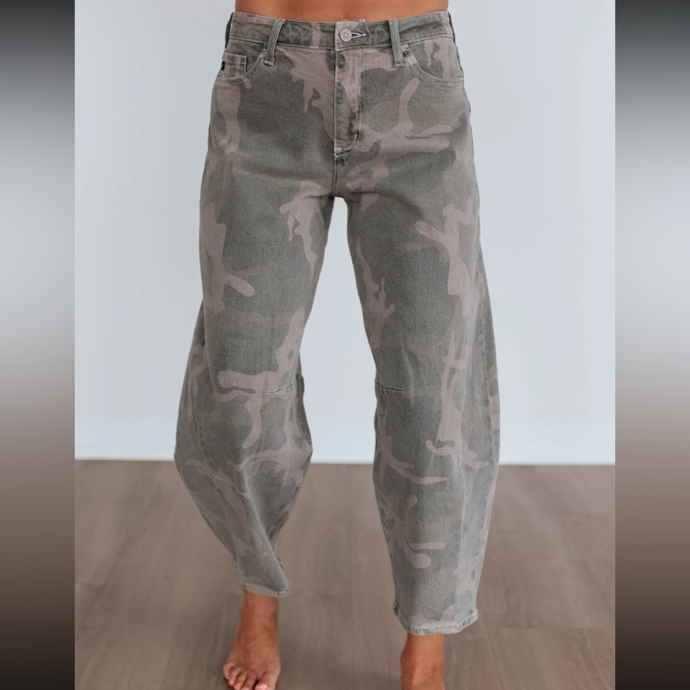 KanCan Women's Relaxed Camouflage Jeans - Gray